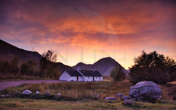 Black Rock Cottage at sunset with Buachaille Etive Mòr as a backdrop